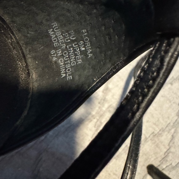 Black strappy heels, 4 in heel - Picture 4 of 4